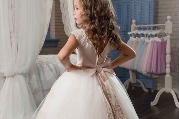 فستان الأميرة بفيونكة ورد أبيض