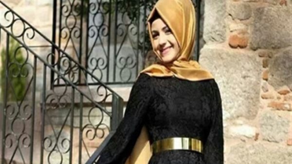 ما هي الطرحة المناسبة لفستان سوارية باللون الأسود