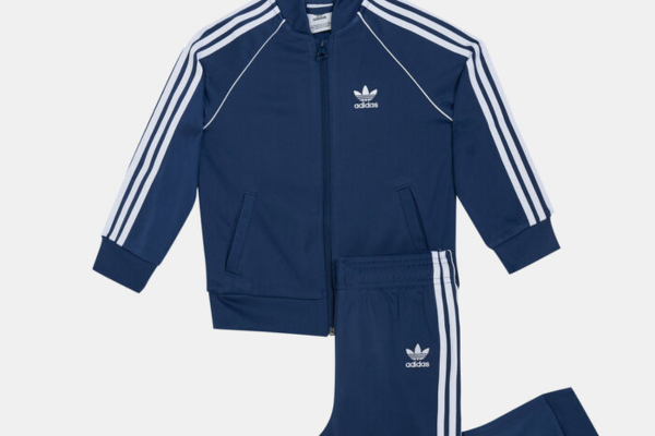 ملابس رياضية للأطفال