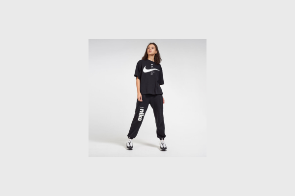 ملابس رياضية للبنات Nike