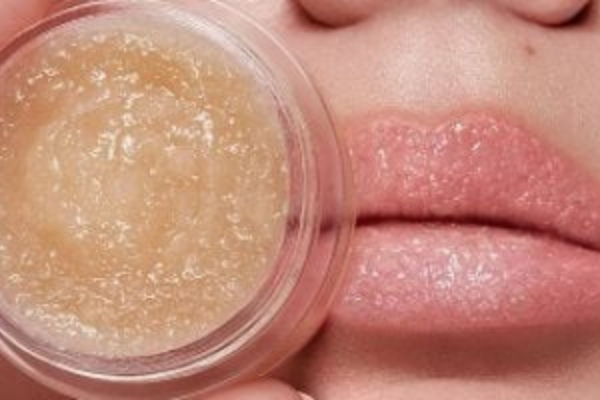 افضل مقشر للشفاه