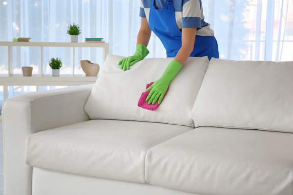 ودّعي البقع نهائيًا مع أقوى بخاخ منظف كنب بخطوات سهلة وبسيطة 15 بخاخ منظف كنب