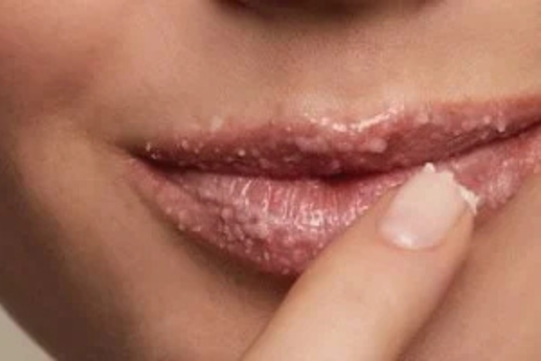 افضل مقشر للشفاه