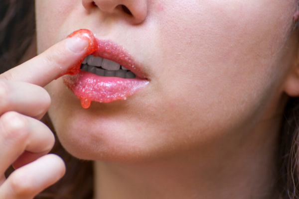 افضل مقشر للشفاه