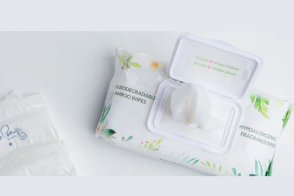 هل المناديل المبللة آمنة للأطفال الصغار؟