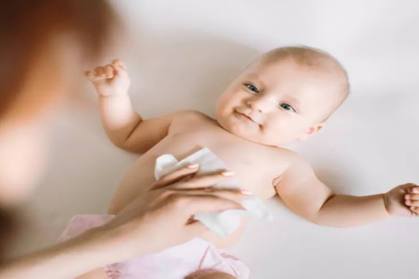 هل المناديل المبللة آمنة للأطفال الصغار؟